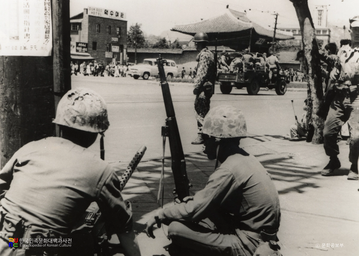 덕수궁 앞의 계엄군 / 5.16