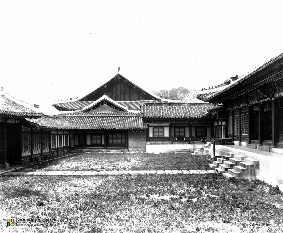 서울 경복궁 교태전과 서회랑