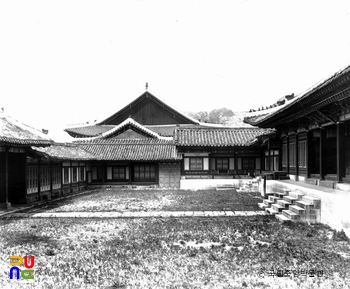 서울 경복궁 교태전과 서회랑