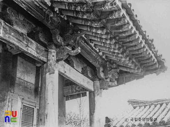 김해향교 명륜당 처마