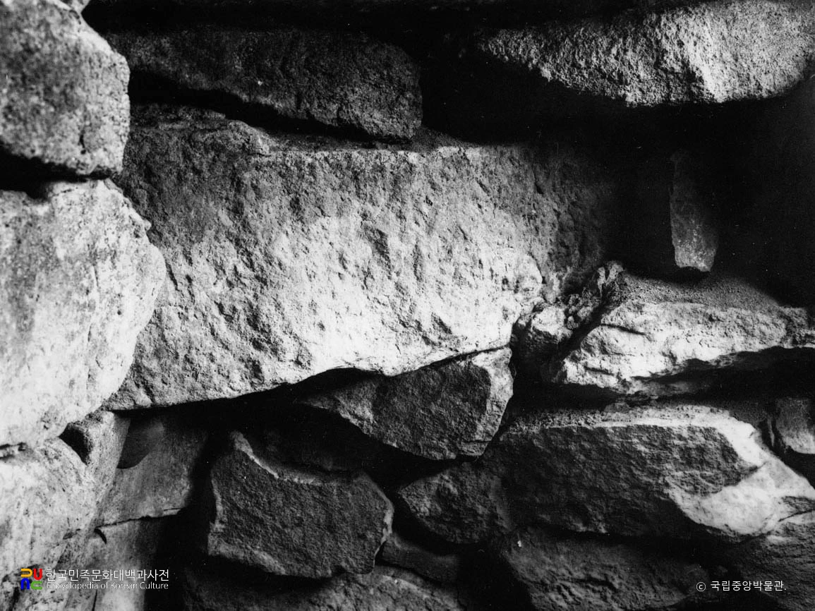 여주 매룡리 고분군 중 8호분 현실의 후벽 천장