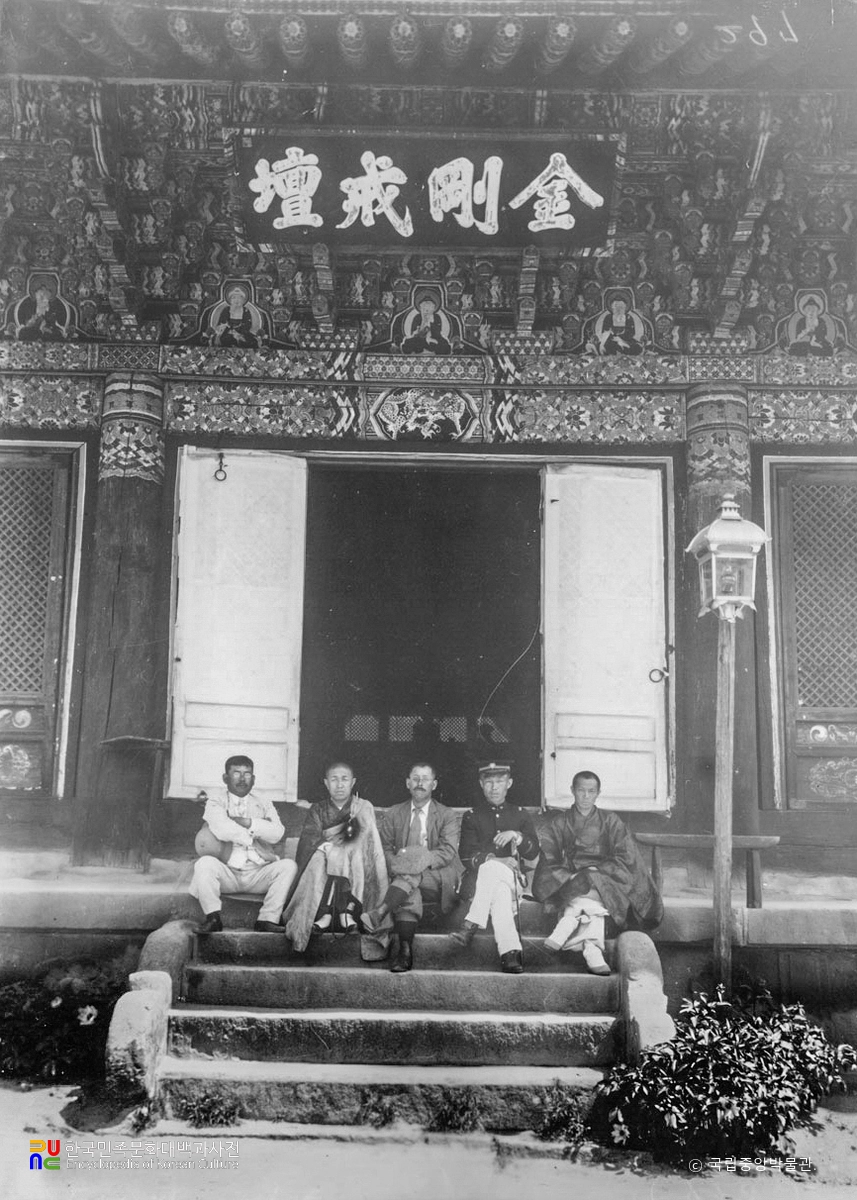 양산 통도사 대웅전 남측면 금강계단 현판