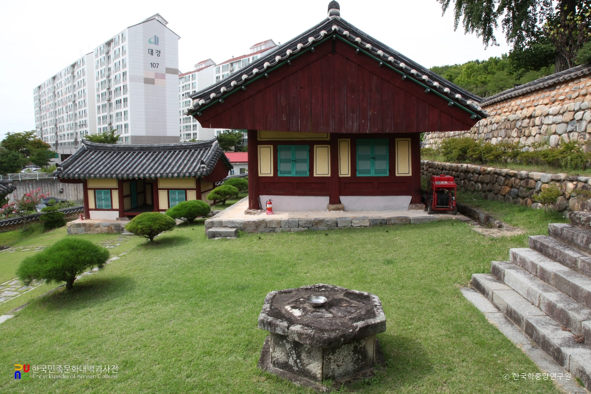 사천향교 명륜당 좌측면