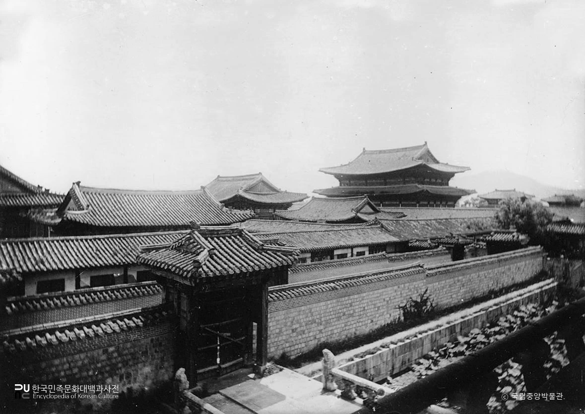 서울 경복궁 경회루에서 바라본 내외전 일대