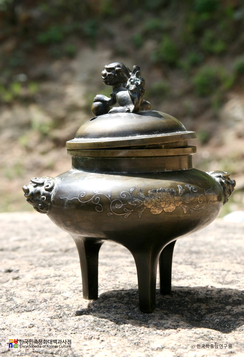 청동은입인동문 향로