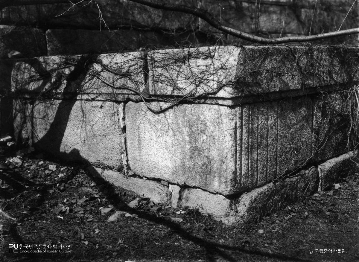 창경궁 명정전 월대 하층 사면