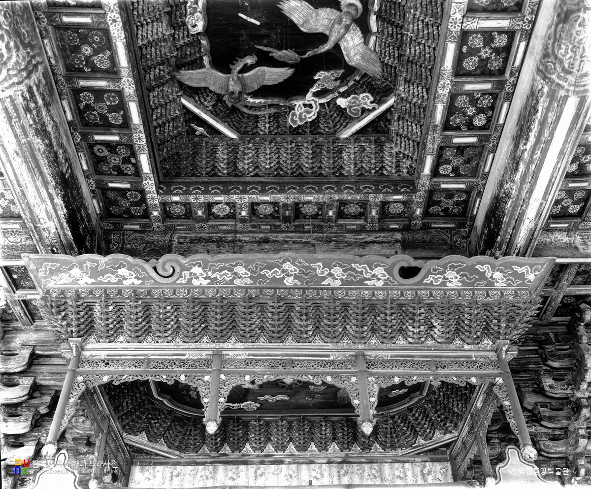 서울 창경궁 명정전 중앙부 천장과 보개