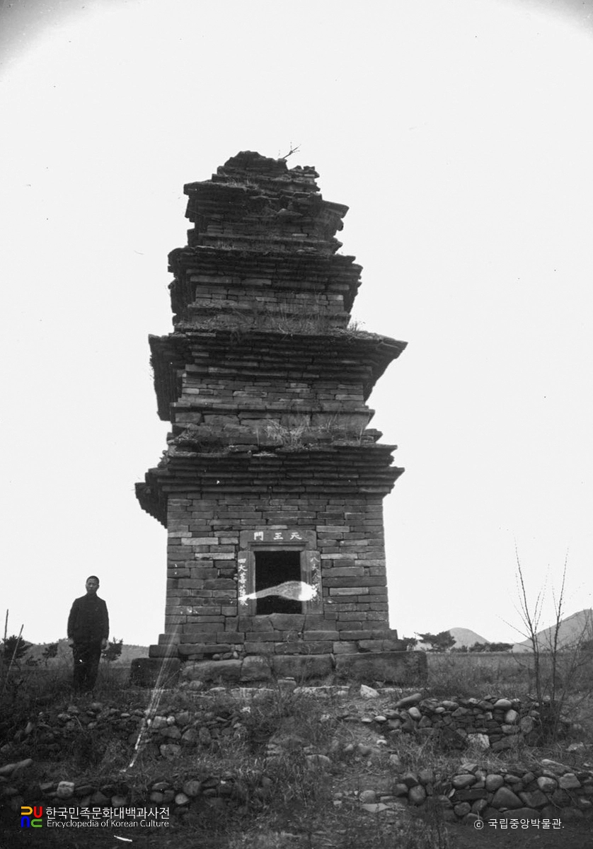 영양 산해리 오층모전석탑 정면