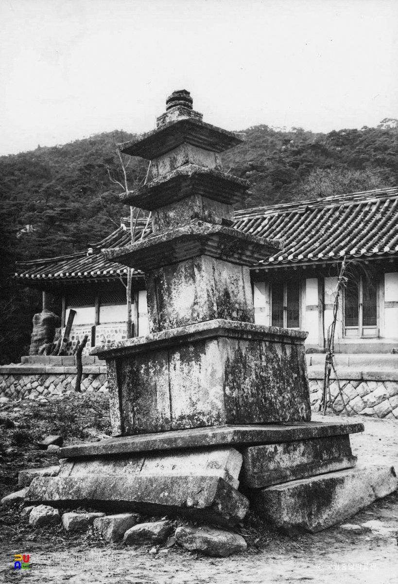 예산 수덕사 삼층석탑 정측면