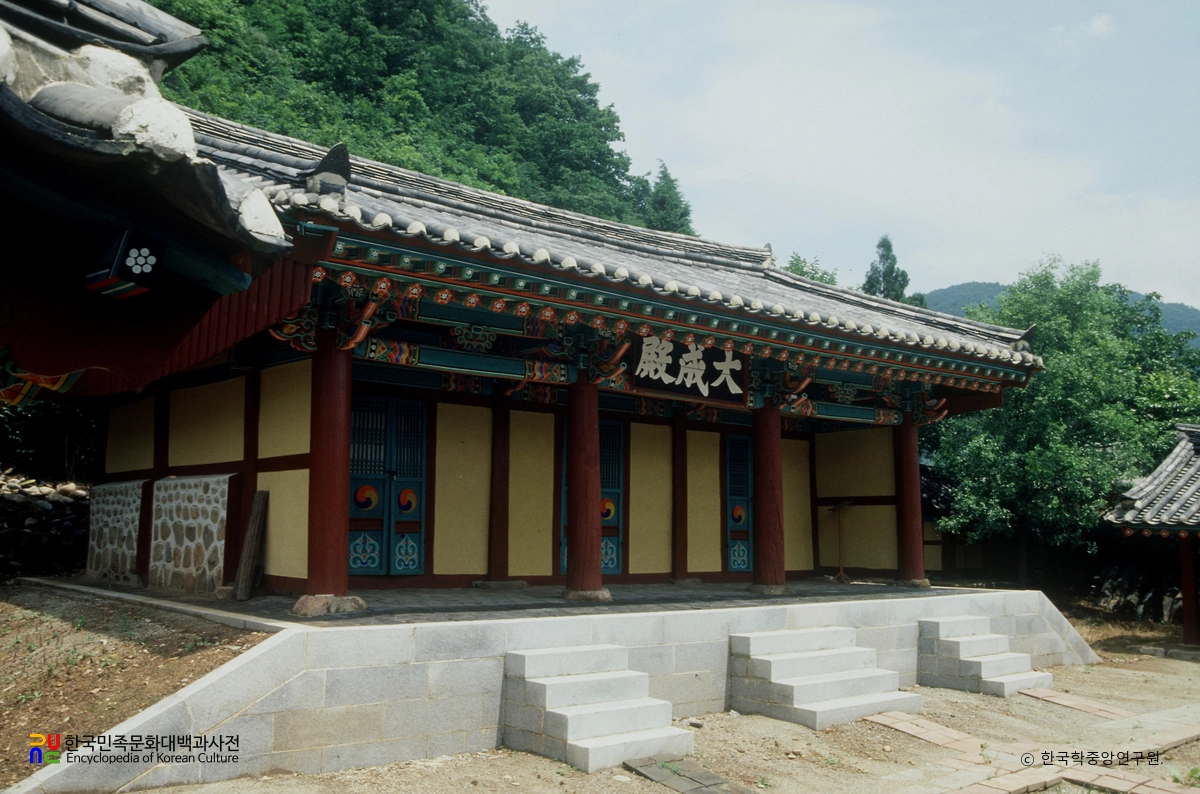 정선향교 대성전 측면