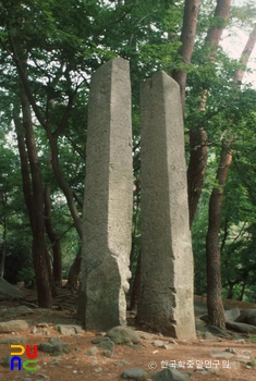 부산 범어사 당간지주 정측면