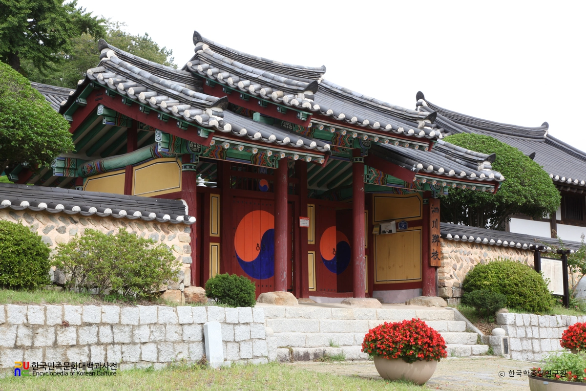 사천향교 외삼문 정측면