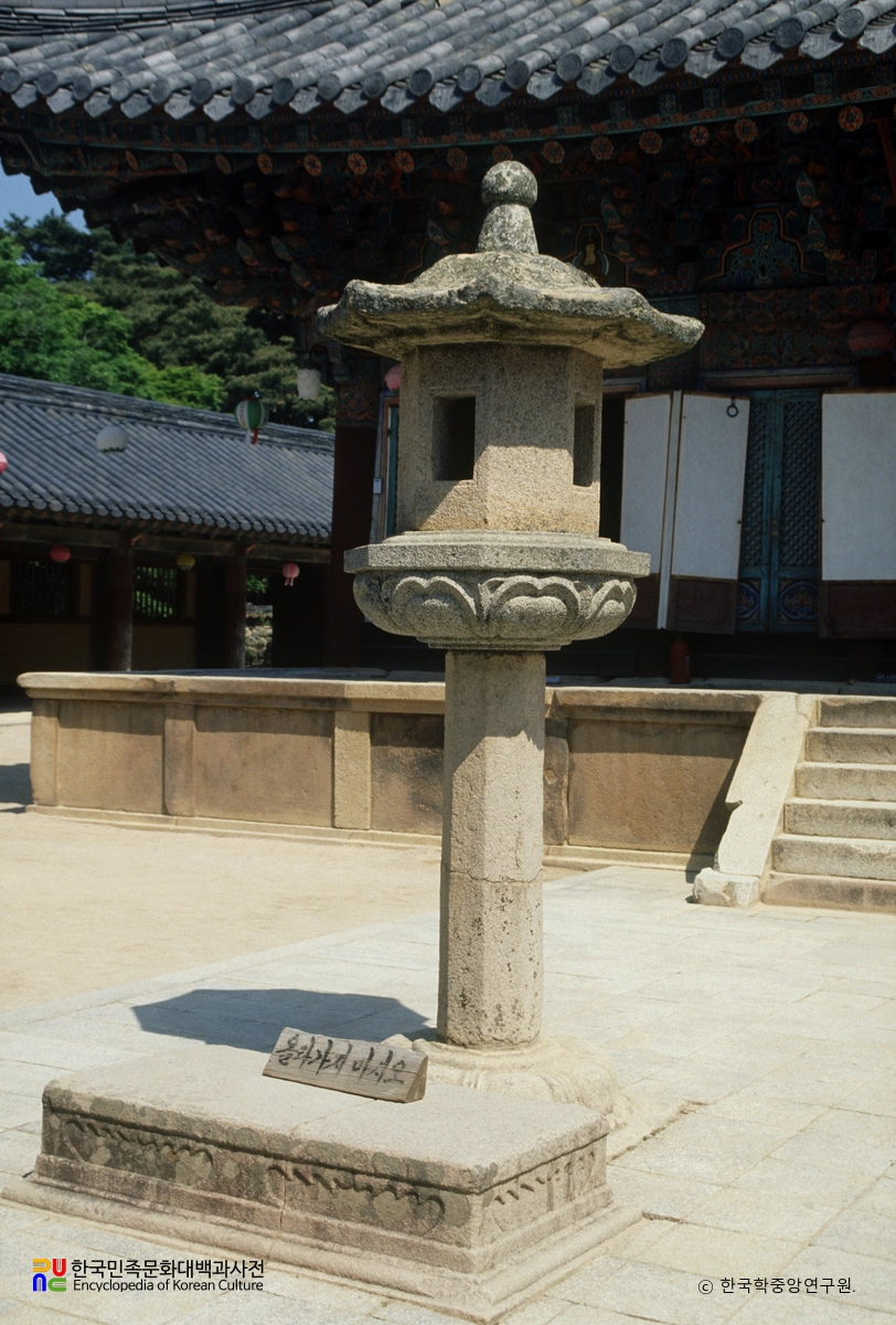 경주 불국사 중 극락전 앞 석등 정측면