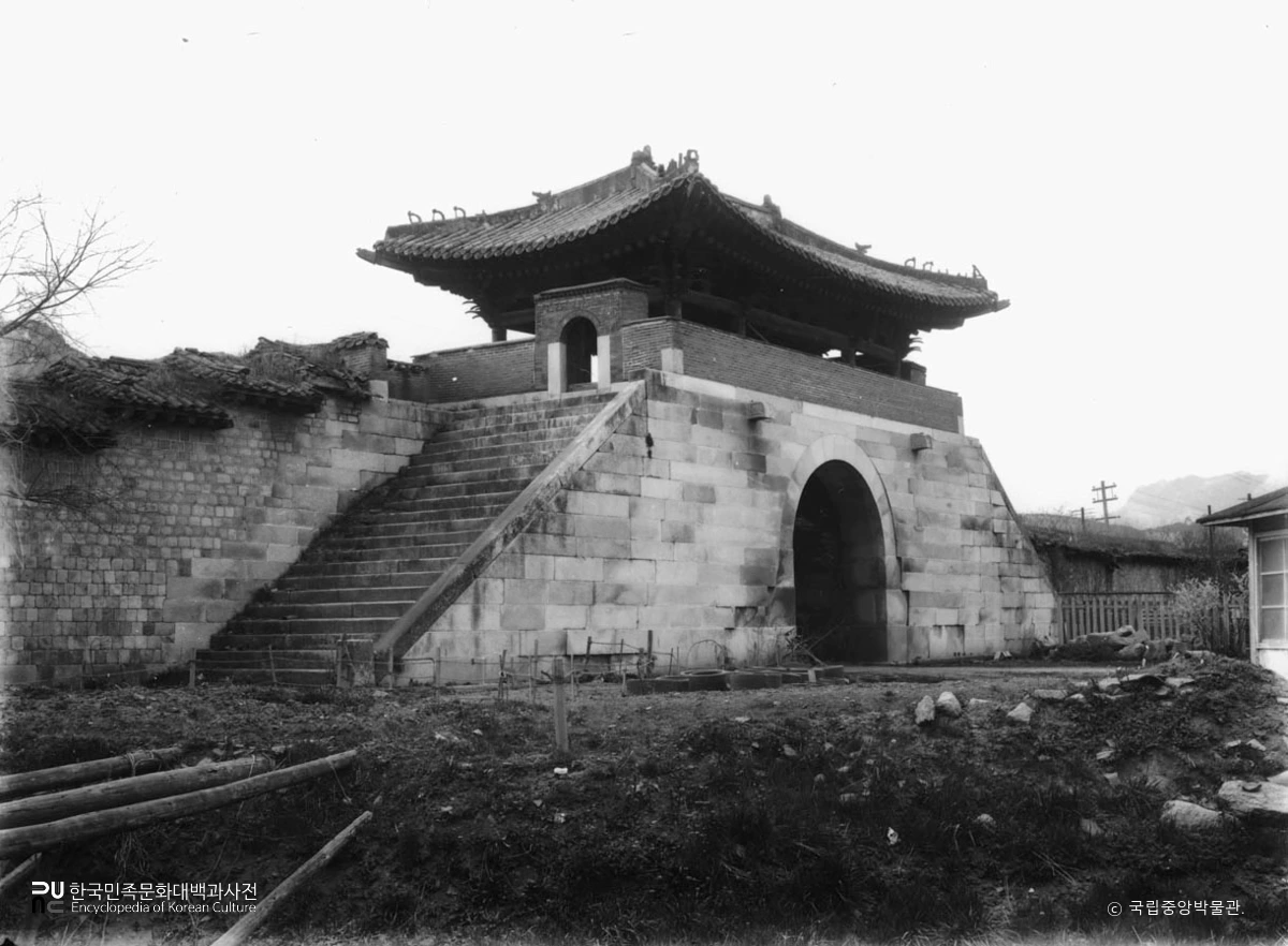 서울 경복궁 중 영추문 후측면