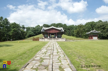 구리 동구릉 중 조선 효명세자와 신정왕후 수릉 참도와 정자각 정면