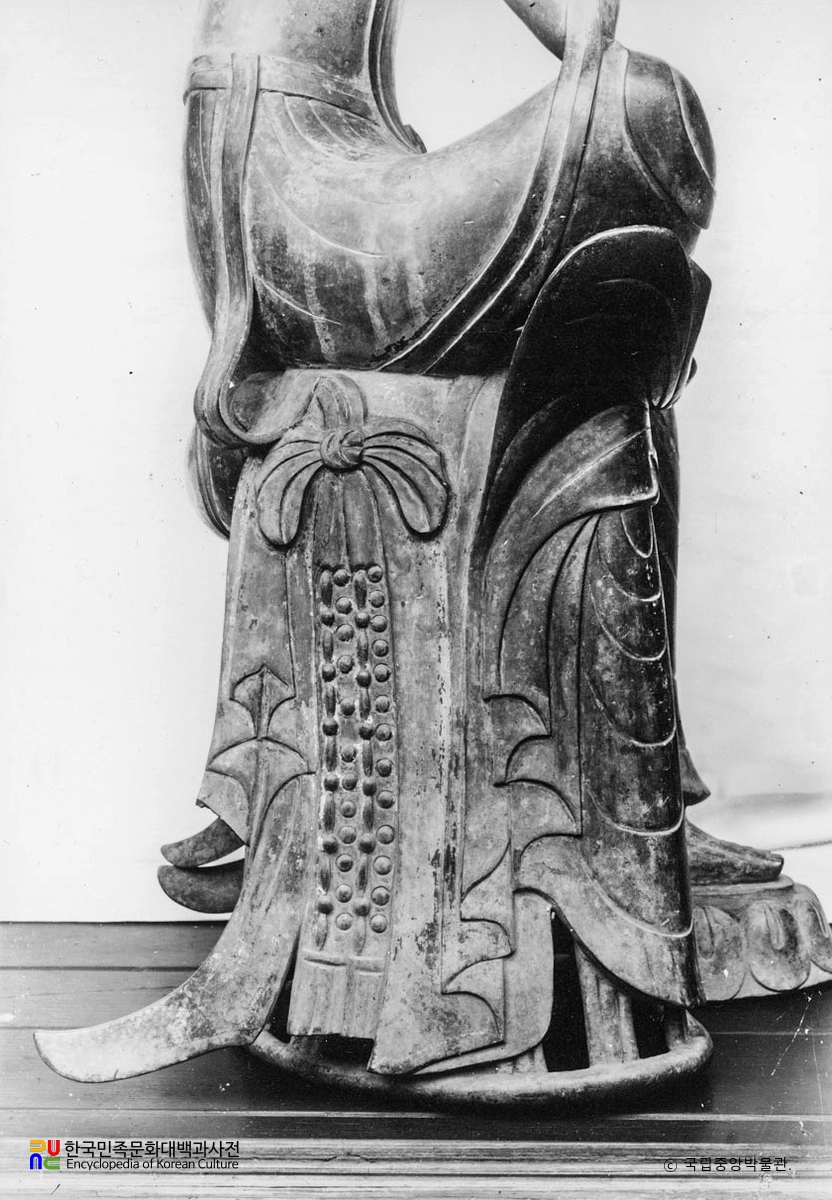 금동반가사유상 우측 의문