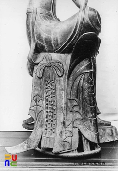 금동반가사유상 우측 의문