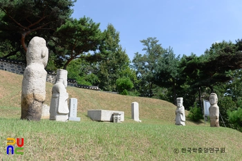 고양 진주 류씨 세장지 중 류구 묘 정측면