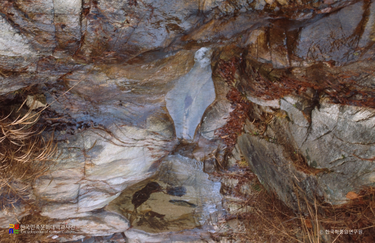 남원 호경리 여근바위