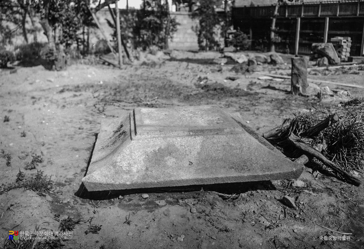 산청 범학리 삼층석탑 옥개석