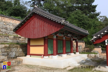 거제 반곡서원 중 우암사 우측면