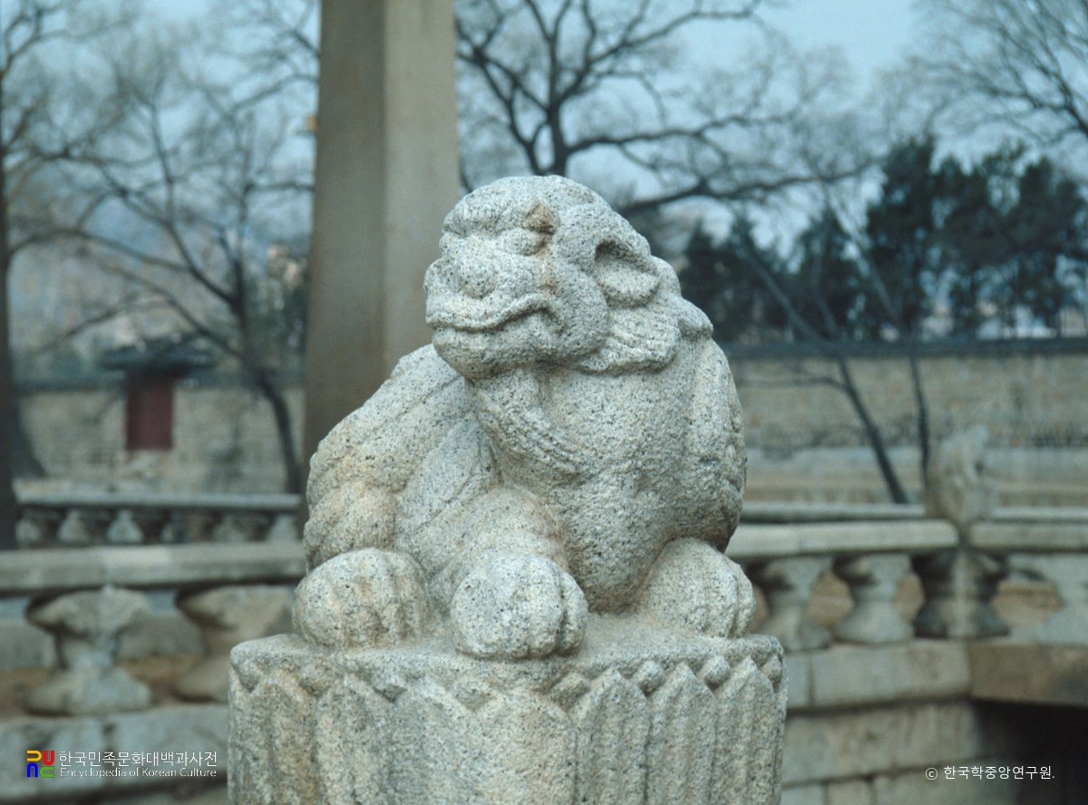경복궁 경회루 다리 입구 동물상