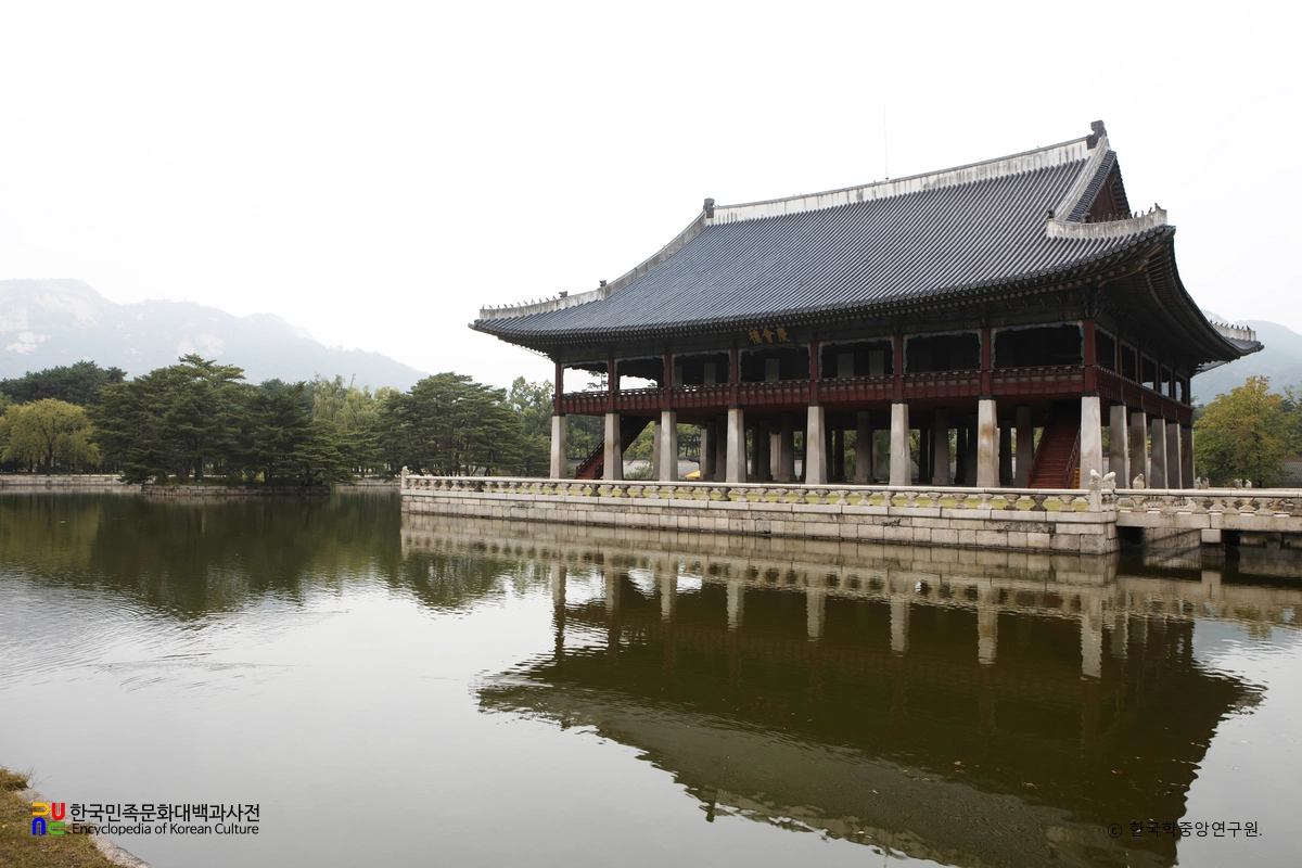 서울 경복궁 경회루 정측면