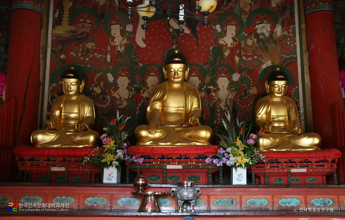 문경 김룡사 대웅전 삼존불좌상
