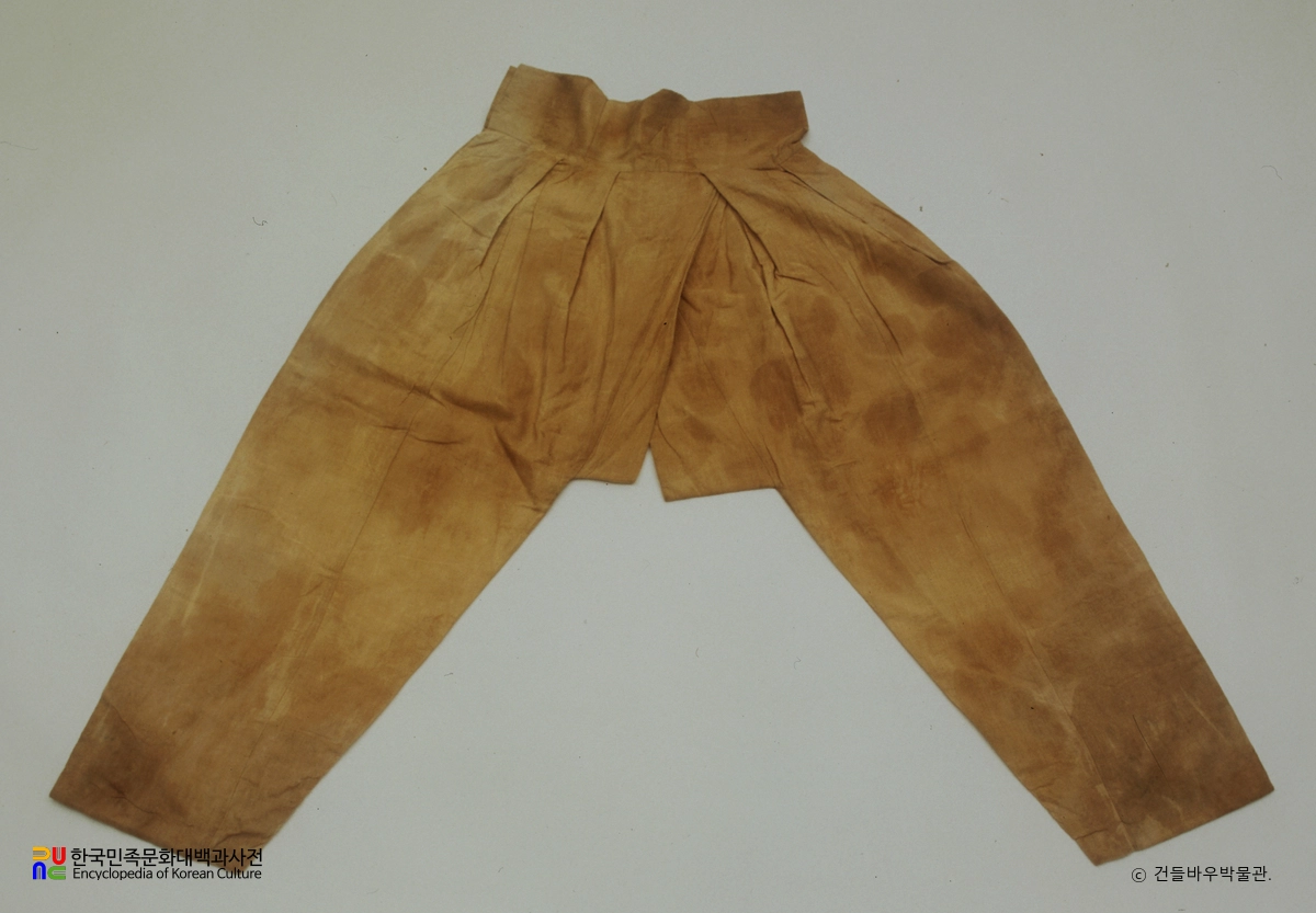 진주하씨 묘 출토 유물 중 속곳