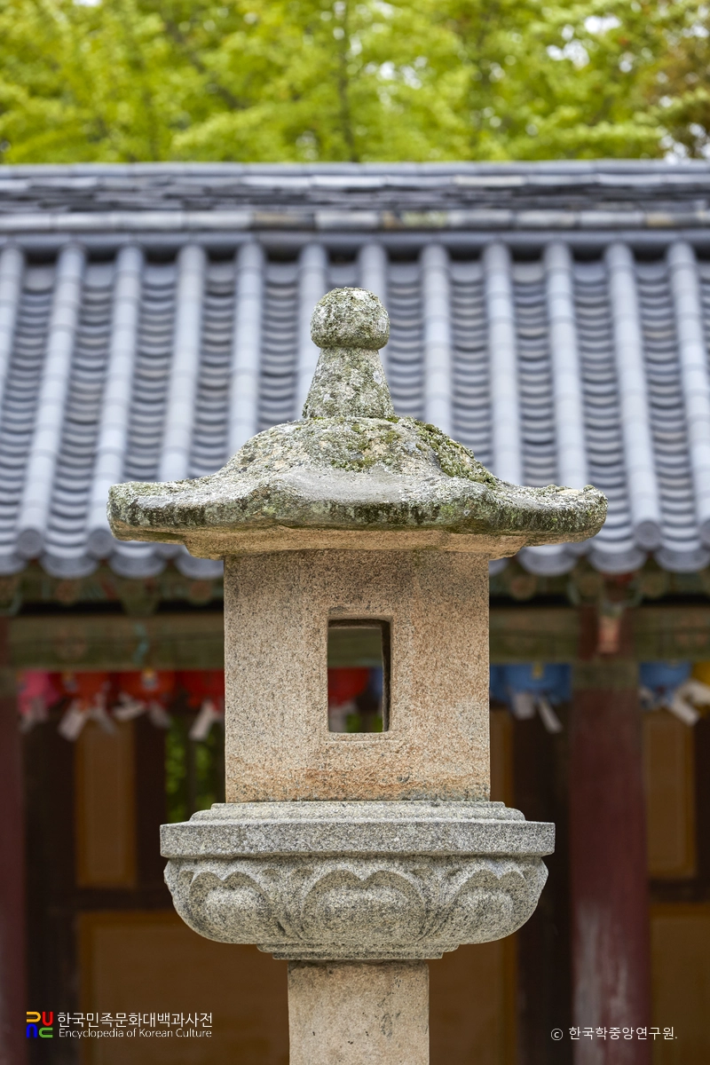 경주 불국사 극락전 앞 석등 화사석과 옥개석