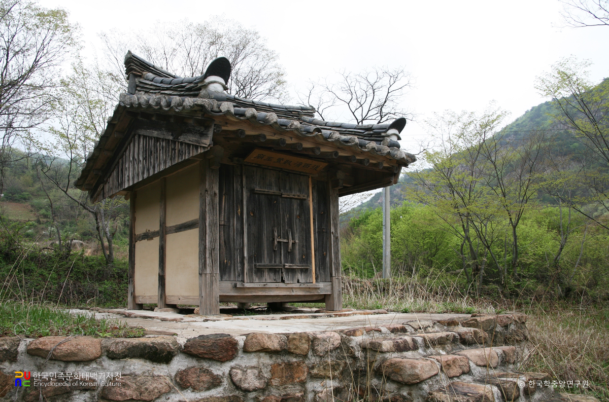 상주 견훤사당 정측면