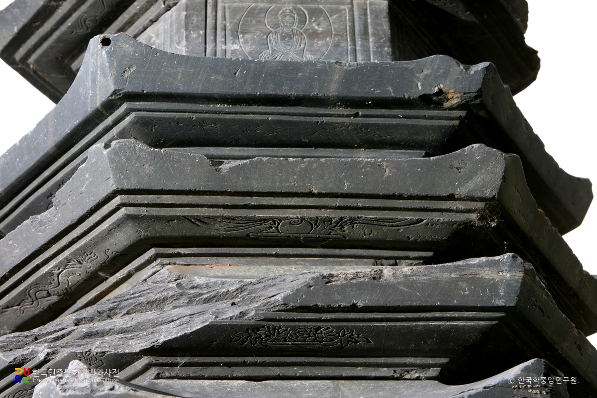 김제 금산사 육각 다층석탑 옥개석 하단 풀꽃무늬