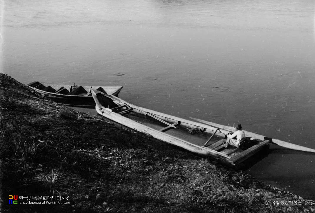 함북 종성 두만강변의 조선 배