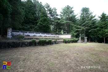 구례 석주관 칠의사묘 정측면