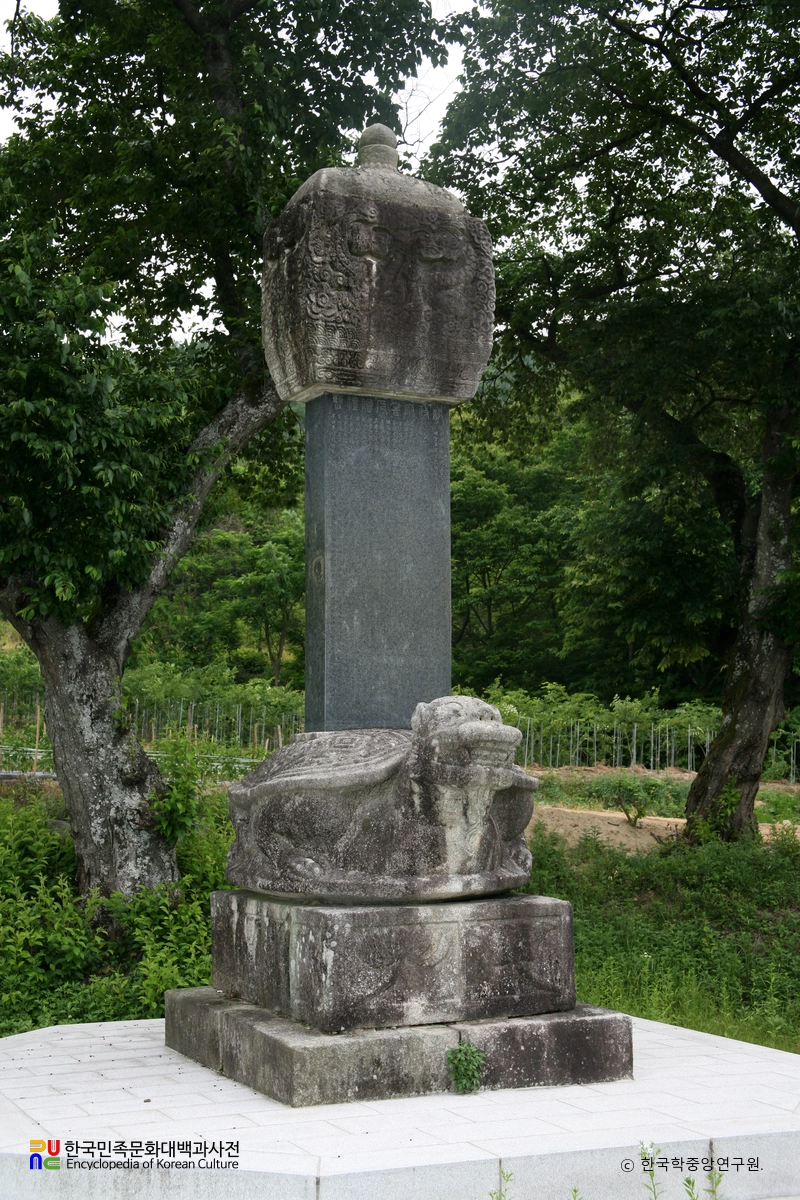 장수 정황 선생 신도비 정측면