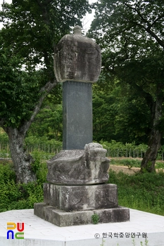 장수 정황 선생 신도비 정측면