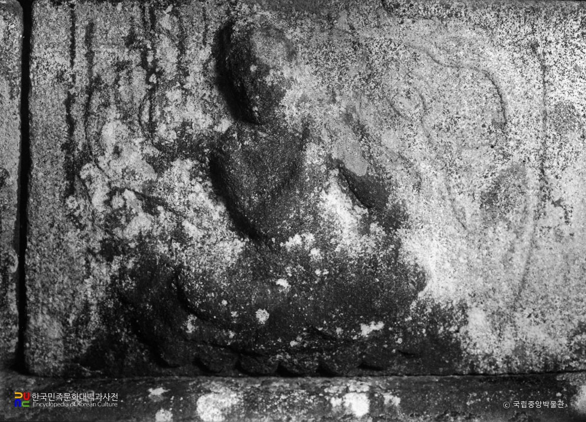 구례 화엄사 사사자 삼층석탑 후면 하부 기단의 천인상