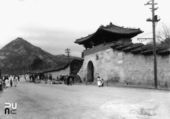 서울 경복궁 중 영추문 정측면