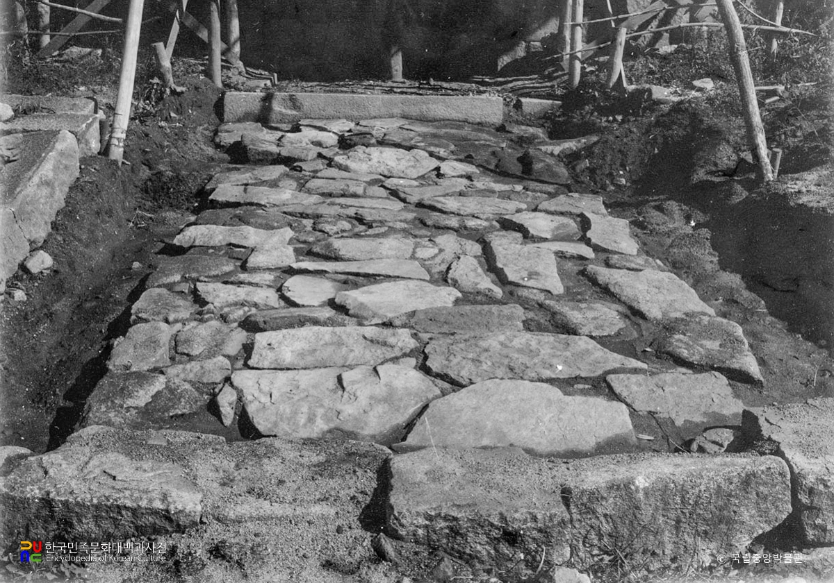 춘천 청평사 회전문 앞 보도