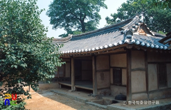 아산 윤승구 가옥 정측면