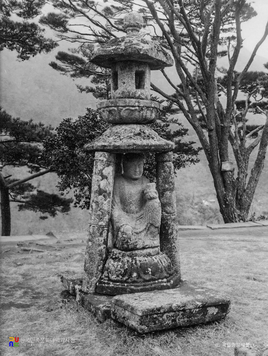 구례 화엄사 중 공양석등 정측면