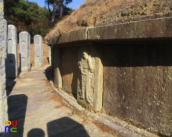 경주 신라 경덕왕릉의 십이지신상 중 닭상 측면