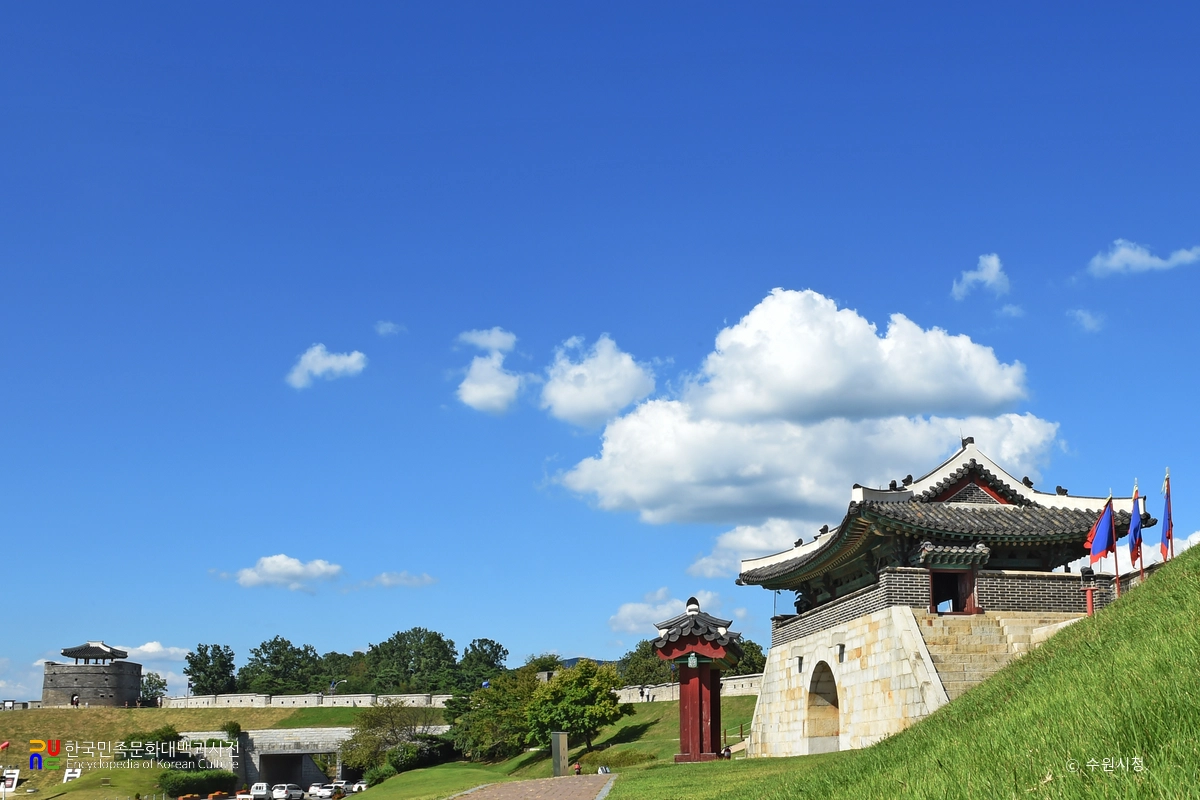 수원 화성 창룡문과 동북공심돈