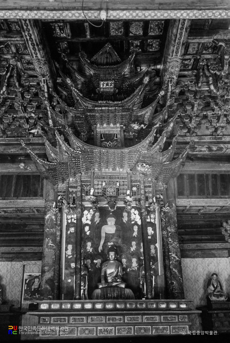 회양 장안사 사성지전 수미단과 닫집