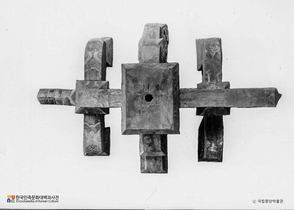 황주 성불사 응진전 두공 저면 부재