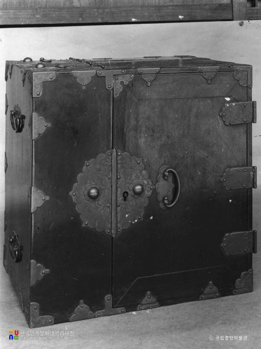 목제흑칠진유장식금궤