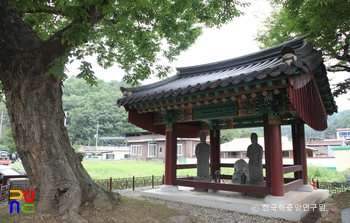 함안 대산리 석조삼존상 전경