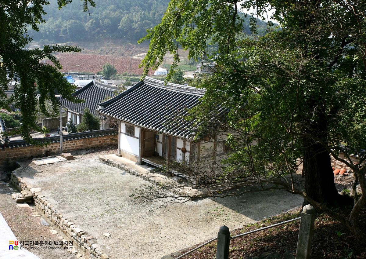 정읍 고부향교 중 서재을 내려다본 모습