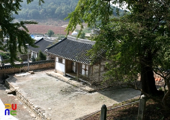 정읍 고부향교 중 서재을 내려다본 모습