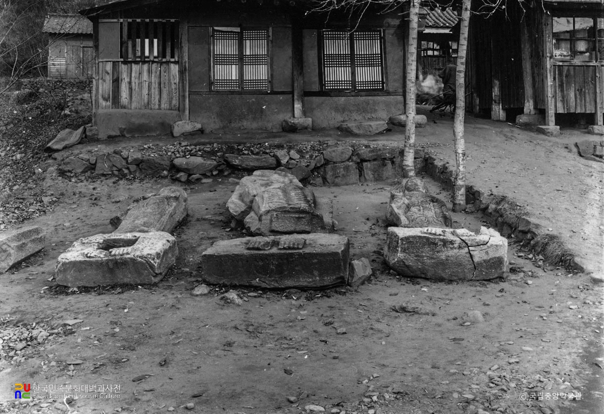 청양 석조삼존불입상